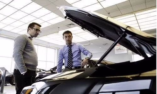 Hiện nay, có khá nhiều người vẫn có thói quen mua đồ cũ, đồ đã qua sử dụng vì xét về công năng, hiệu quả khi "xài", nhiều món đồ cũ vẫn đảm bảo chất lượng như hàng mới mua, và giúp tiết kiệm chi phí. Xe ô tô cũ không phải lựa chọn tồi nếu bạn muốn có một chiếc để đi lại. Nhiều người vẫn nói, ngay từ giây phút bạn lái chiếc xe mới cóng trở về nhà, giá trị của nó đã giảm đi khoảng 20%. Và hãy hình dung giá trị của nó bị mất sau 5 năm. Vì thế, nếu điều kiện tài chính không cho phép bạn rinh xe mới, bạn hãy mua xe cũ nhưng được kiểm tra kỹ càng chất lượng.