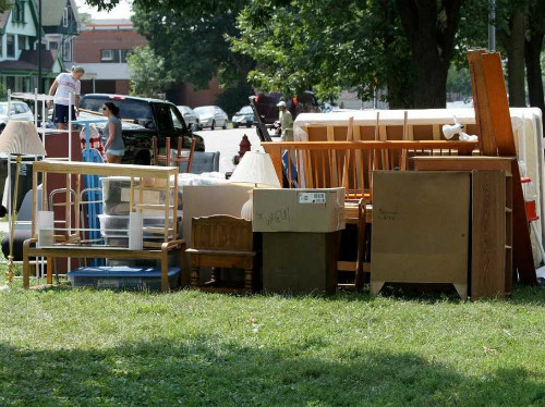 Đồ nội thất cũ cũng có thể được tận dụng dễ dàng, vẫn đẹp và hữu ích khi bạn sơn sửa, đóng lại ngay ngắn.