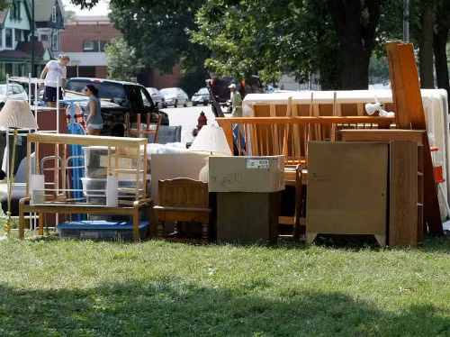 Đồ nội thất cũ cũng có thể được tận dụng dễ dàng, vẫn đẹp và hữu ích khi bạn sơn sửa, đóng lại ngay ngắn.