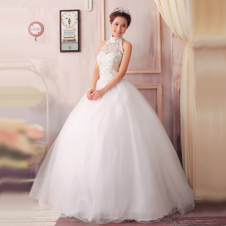 Đồ cưới như áo dài, váy cưới chỉ mặc 1 lần nên bạn có thể thuê váy đã qua sử dụng với chi phí từ 500.000 đồng đến 2 triệu đồng, trong khi váy may mới có giá từ 3 - trên 10 triệu đồng. Những chiếc váy tuy nói là cũ nhưng chúng vẫn được giặt là rất sáng, mới và đẹp.