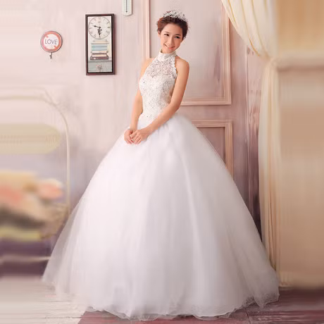 Đồ cưới như áo dài, váy cưới chỉ mặc 1 lần nên bạn có thể thuê váy đã qua sử dụng với chi phí từ 500.000 đồng đến 2 triệu đồng, trong khi váy may mới có giá từ 3 - trên 10 triệu đồng. Những chiếc váy tuy nói là cũ nhưng chúng vẫn được giặt là rất sáng, mới và đẹp.