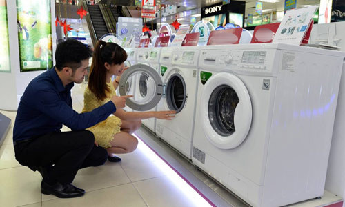 Trên thị trường, dòng sản phẩm máy giặt rất phong phú, trong đó, đa dạng nhất là máy giặt lồng ngang và máy giặt lồng đứng. So với máy giặt lồng đứng, các mẫu máy giặt lồng ngang được bày bán trên thị trường có giá cao hơn như dòng Electrolux, LG, Samsung, Toshiba, Hitichi. Tuy nhiên, với mức chi phí dưới 10 triệu đồng, bạn vẫn có thể mua máy giặt lồng ngang ưng ý.