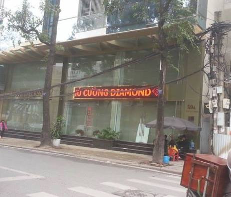 Thông tin từ Lãnh đạo Phòng Cảnh sát kinh tế (PC46) Công an Hà Nội cho biết, đơn vị này vừa thực hiện lệnh khám xét khẩn cấp đối với cửa hàng vàng Phú Cường (thuộc Công ty Cổ phần thương mại Phú Cường), có địa chỉ tại số 29 Trần Bình Trọng – Hà Nội. Việc khám xét cửa hàng vàng Phú Cường được tiến hành sau khi công ty Phú Cường có dấu hiệu buôn lậu kim cương. Ảnh cửa hàng vàng Phú Cường đóng cửa sáng ngày 7/3.