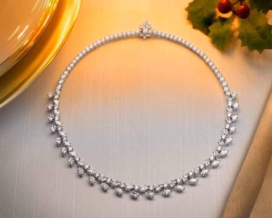 Các sản phẩm trang sức được thiết kế riêng, có nhiều phân khúc giá khác nhau cho cùng một mẫu.