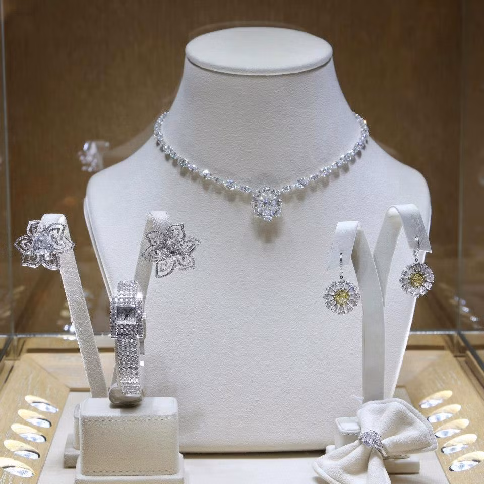 Ảnh một bộ sản phẩm kim cương đắt tiền của Phú Cường.