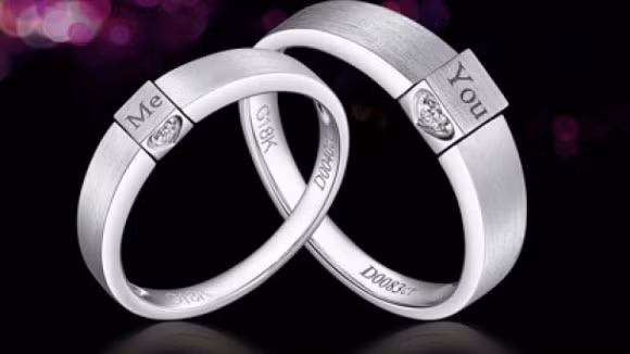 Các mẫu nhẫn cưới đính kim cương tại đây có giá cả chục đến vài chục triệu đồng.