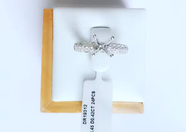 Các mẫu nhẫn có đính kim cương kích thước khoảng 4.0mm sẽ có giá khoảng 20 triệu đồng. Giá của sản phẩm cao hay thấp tuỳ thuộc vào kích thước viên kim cương chủ mà khách hàng lựa chọn. Ảnh một mẫu sản phẩm của Phú Cường.