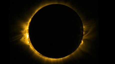 Nếu muốn chụp lại khoảnh khắc đẹp của hiện tượng thiên nhiên kỳ thú này, bạn cần 1 chiếc máy ảnh siêu zoom. Tất nhiên, máy ảnh cần được lắp bộ lọc chuyên dụng cho quan sát mặt trời. Ngoài ra, bạn có thể lắp máy ảnh qua kính thiên văn loại nhỏ, kèm theo đó là bộ lọc chuyên dụng.