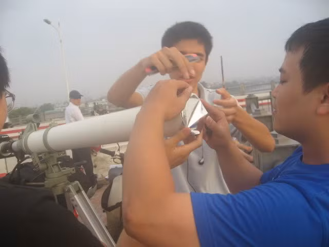 Một vật dụng khác đó là kính thiên văn, ống nhòm có tấm lọc mặt trời.