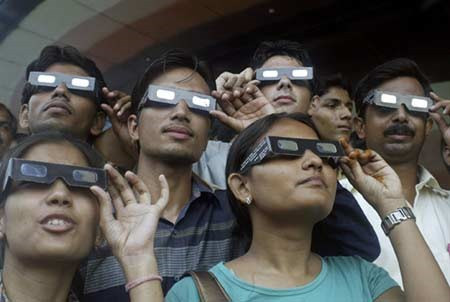 Trên thị trường, những chiếc kính này đang được bán với giá khoảng vài chục nghìn đồng. Hãy kiểm tra dấu CE trên kính, đó là ký hiệu của một sản phẩm đạt chuẩn an toàn.