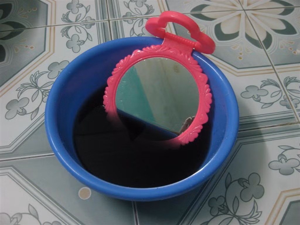 Một chiếc gương và chậu nước pha mực cũng sẽ giúp bạn quan sát nhật thực "chuẩn". Sử dụng chậu nước pha mực đen. Để chậu nước ra ngoài trời khi có Nhật thực và quan sát hiện tượng qua chậu nước. Để tăng độ phản chiếu hãy đặt 1 chiếc gương nhỏ ở đáy chậu nước và nghiêng nó về hướng mặt trời.