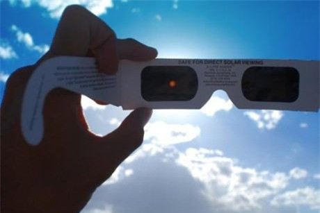 Các tấm lọc mặt trời có tác dụng chặn tới 99% ánh sáng khả kiến và 100% các tia hồng ngoại và tử ngoại gây hại cho mắt.