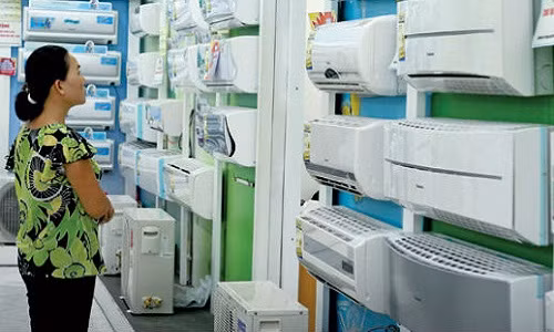 Trên thị trường, giá điều hòa nhiệt độ có nhiều mức khác nhau từ 5 - trên 15 triệu đồng, phụ thuộc vào thương hiệu, công suất, dòng 1 hay 2 chiều... của từng sản phẩm. Với mức chi phí khoảng 9 triệu đồng, bạn có thể mua được những dòng điều hòa dưới đây.