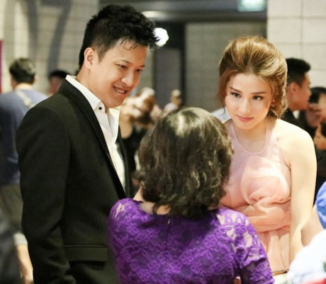 Anh thường xuyên diện những bộ đồ lịch lãm, sang trọng.