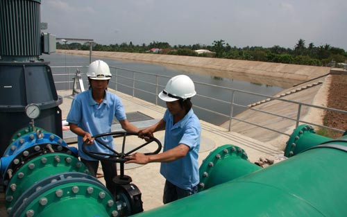 Thông tin nhà máy nước nghìn tỷ đóng cửa gây xôn xao dư luận bởi đây là nơi cung ứng nguồn nước lớn cho nhiều vùng ở Tiền Giang. Để giải quyết số nước thiếu hụt cho hộ dân sinh hoạt, Tiền Giang sẽ cho khoan giếng lấy nước ngầm. Ngoài ra, phương án lấy nước ngọt từ kênh Nguyễn Tất Thành bơm nước cung ứng cho Nhà máy nước Boo Đồng Tâm cũng được tính đến. Ảnh: Báo Tiền Giang