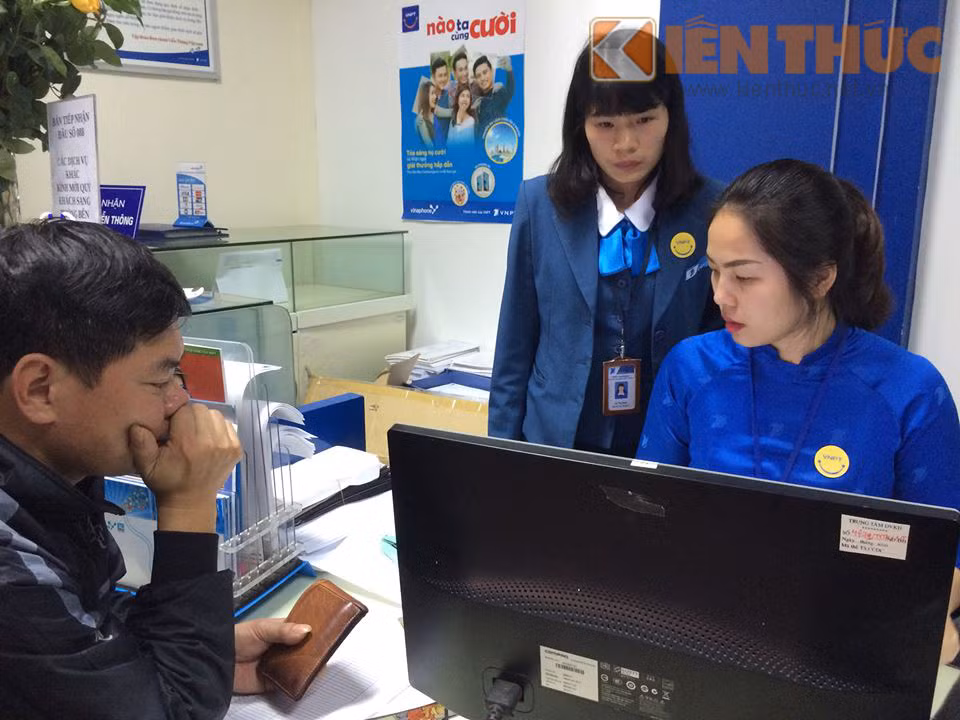 Một khách hàng may mắn mua được sim 088 của VinaPhone sau nhiều giờ xếp hàng chờ đợi sáng nay.