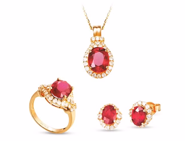 Dòng nữ trang ruby ngũ hành đá quý có giá bán từ trên 6,5 -trên 9,2 triệu đồng/sản phẩm.