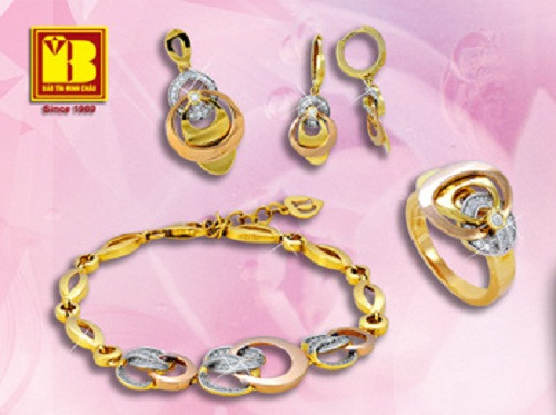 Nhiều trang sức có điểm Ruby, Saphire hay ngọc cẩm thạch hộ mệnh bình an, hợp tuổi và màu sắc phong thủy của khách hàng.