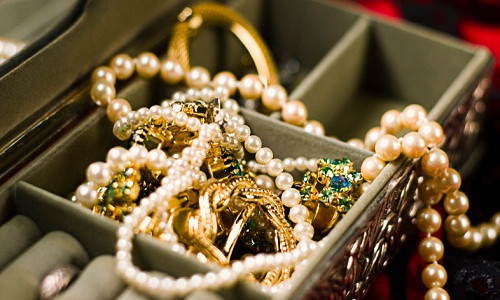 Ngoài ra, các mẫu vòng bạc, vòng đá theo mệnh, theo cung hoàng đạo của phái đẹp cũng được nhiều cửa hàng vàng bạc, nữ trang, đá quý rao bán. Mức giá của sản phẩm dao động từ 300.000 - 500.000 đồng/sản phẩm.