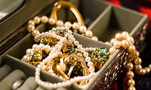 Ngoài ra, các mẫu vòng bạc, vòng đá theo mệnh, theo cung hoàng đạo của phái đẹp cũng được nhiều cửa hàng vàng bạc, nữ trang, đá quý rao bán. Mức giá của sản phẩm dao động từ 300.000 - 500.000 đồng/sản phẩm.