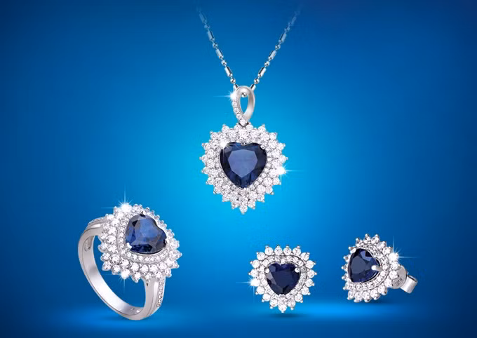 Bộ trang sức gồm nhẫn, dây chuyền... sắc xanh huyền bí với những viên đá lấp lánh được thương hiệu này rao bán với mức trên 5,5 triệu đồng/mẫu sản phẩm.
