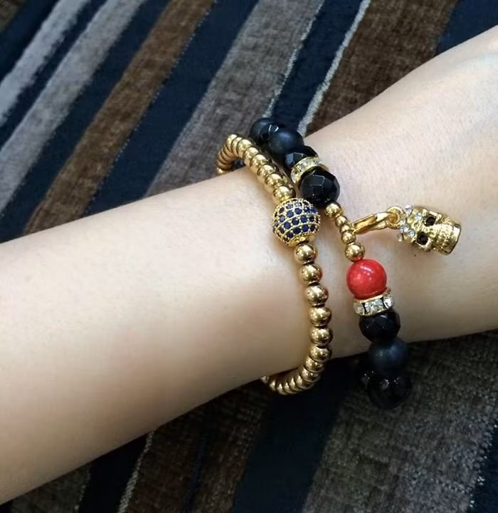 Các loại vòng charm vẫn chưa giảm "nhiệt" với mức giá từ 300.000 đồng đến vài triệu đồng (tùy chất liệu vàng, bạc, đá...).