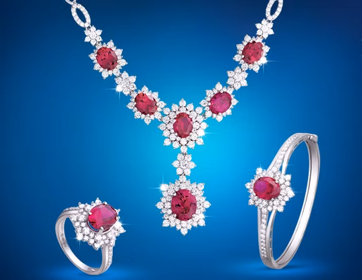 Tinh tế, thời trang nhưng không kém phần quyến rũ là những gì mà các mẫu trang sức ngày 8/3 được nhiều thương hiệu tung ra nhân dịp Quốc tế phụ nữ. Năm nay, thương hiệu PNJ giới thiệu bộ sưu tập trang sức ECZ Royal, được làm từ vàng trắng kết hợp đá màu ECZ. Giá của dòng sản phẩm này dao động từ 4- trên 20 triệu đồng. Ảnh: PNJ