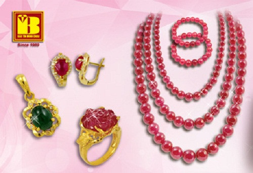 Năm nay, Bảo Tín Minh Châu ho ra mắt bộ sưu tập “Trang sức 8/3 – Cho vẻ đẹp rạng ngời như hoa” từ vàng, bạc, kim cương, ngọc quý tuyển chọn, kiểm định nghiêm ngặt.