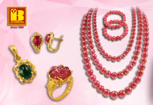 Năm nay, Bảo Tín Minh Châu ho ra mắt bộ sưu tập “Trang sức 8/3 – Cho vẻ đẹp rạng ngời như hoa” từ vàng, bạc, kim cương, ngọc quý tuyển chọn, kiểm định nghiêm ngặt.