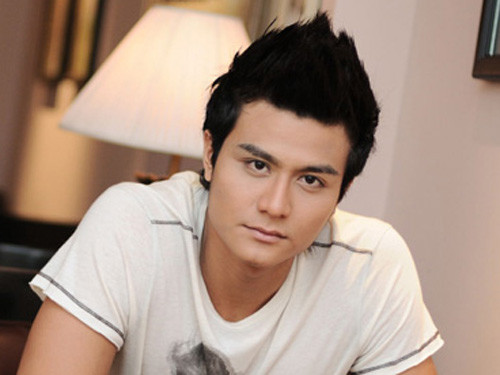 Tuy nhiên, gắn bó với nghề người mẫu chưa lâu, Vĩnh Thụy chuyển sang kinh doanh. Anh chàng kinh doanh các loại điện thoại đắt tiền như iPhone và máy tính xách tay hiệu Apple Macbook. Vĩnh Thụy chia sẻ muốn thử sức mình ở nhiều lĩnh vực để xem khả năng bản thân đến đâu. Ảnh: Petrotimes