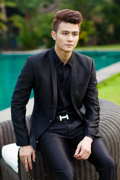 Tuy nhiên, biến cố đã xảy ra với chàng siêu mẫu Vĩnh Thụy khi anh kinh doanh hàng điện tử. Năm 2012, mặc dù không hề có giấy phép kinh doanh về những mặt hàng điện tử nhưng siêu mẫu Vĩnh Thụy đã “nhập” của các đối tượng buôn lậu 75 thiết bị trị giá gần 900 triệu đồng (gồm iPhone và Macbook). Chàng người mẫu đã phải lĩnh án 6 tháng tù treo vì vụ việc đáng tiếc này. Ảnh: VTC