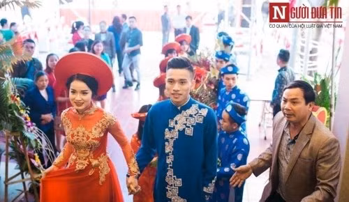 Cặp đôi tổ chức đám cưới với dàn siêu xe gây "bão" dư luận này đều có xuất thân trong gia đình giàu có ở Hà Tĩnh và Bắc Ninh. Chú rể Bảo Chung là con trai của một chủ doanh nghiệp thương mại, lâm sản tại Hà Tĩnh. Nguồn ảnh: NĐT