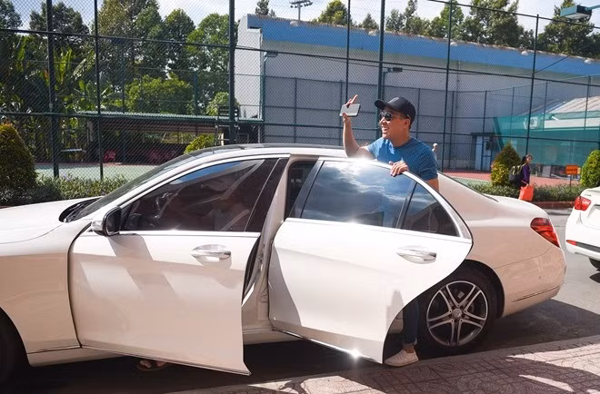 Chiếc xe được Trấn Thành sử dụng trong các buổi đi tập, chạy show và đưa đón Hari Won là một chiếc xe màu trắng sang trọng thuộc thương hiệu Mercedes-Benz S 400 L có giá bán trên thị trường khoảng 3,7 tỷ đồng. Ảnh: Zing.