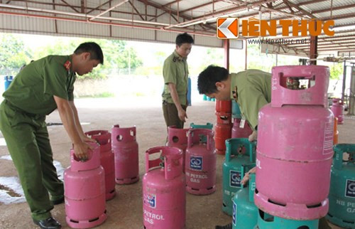 Kinh doanh, sang chiết gas trái phép, không đúng quy định cũng là một trong những việc làm tiềm ẩn nguy cơ đoạt mạng không ít người. Thực tế cho thấy, ở nhiều địa phương, tai nạn cháy nổ chết người do sang chiết gas đã xảy ra rất nhiều.