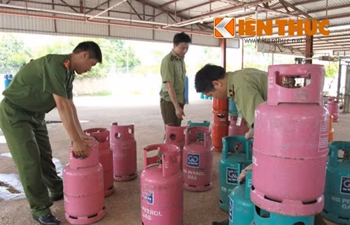 Kinh doanh, sang chiết gas trái phép, không đúng quy định cũng là một trong những việc làm tiềm ẩn nguy cơ đoạt mạng không ít người. Thực tế cho thấy, ở nhiều địa phương, tai nạn cháy nổ chết người do sang chiết gas đã xảy ra rất nhiều.