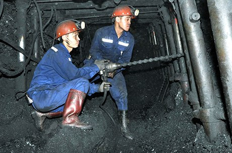 Làm việc tại hầm lò, mỏ khai khoáng là một trong những công việc khó khăn và nguy hiểm nhất thế giới. Địa điểm làm việc là ở dưới lòng đất, thời gian rất dài. Ảnh minh họa: Infonet.