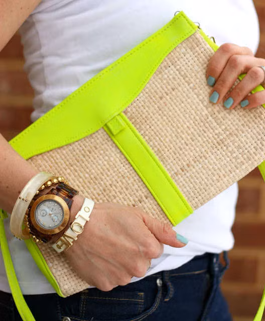 Đừng xếp xó hoặc vứt bỏ những chiếc túi mà bạn từng yêu thích, nhiều người vẫn rất thích chọn mua túi xách cũ. Chỉ cần bạn đánh bóng, giặt, hoặc lau sạch, chiếc túi sẽ bán được giá.