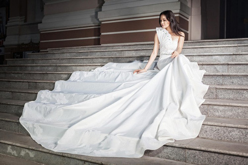 Nếu đã từng đầu tư may chiếc váy cưới đắt đỏ, bạn hãy cân nhắc xem có nên bán thanh lý hay không? Kinh nghiệm rao bán trên mạng, bán qua tay sẽ được giá hơn là bạn bán lại cho các cửa hàng cho thuê, mua váy cưới cũ.