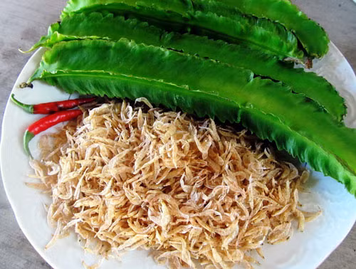 Những con ruốc khi hấp chín sẽ có màu hơi hồng, các giác bám quăn ngược lại thành những vòng tròn nhỏ. Ảnh: Amthuc365.