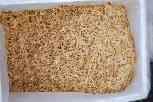 Ngoài ra, khi mua ruốc khô, nên chọn những con màu vàng ruộm như những cọng rơm khô và có vị gần giống với tôm.