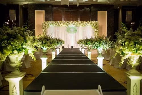 Không gian tổ chức tiệc cưới của cặp đôi được trang trí cầu kỳ, đẹp mắt. Ảnh: Tiền Phong.