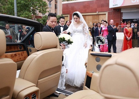 Lễ rước dâu của cặp đôi khiến nhiều người không khỏi choáng váng khi chú rể Lê Hoàn đón Trà My bằng xe sang Rolls-Royce Phantom mui trần, ước tính giá trị khoảng hơn 30 tỷ đồng.
