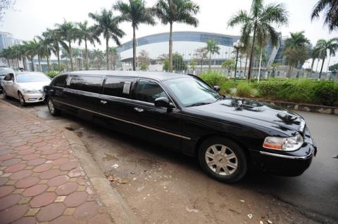 Trước đó, vào ngày ăn hỏi của cặp đôi, chồng đại gia của Á hậu Trà My lái chiếc Limousine màu đen sang trọng, đắt tiền. Ảnh: Báo Đất Việt.