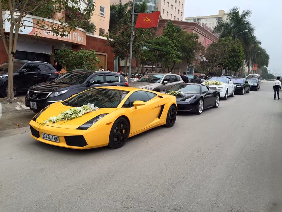 Hàng chục chiếc xế sang như: Lamborghini, Limousine, Rolls-Royce, Rangerover, Porsche nối đuôi nhau trong buổi hỏi vợ của doanh nhân Lê Hoàn gây xôn xao. Ảnh: Lao Động.