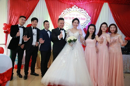 Có thông tin tiết lộ, chú rể Lê Hoàn từng làm việc tại Canada trước khi về Việt Nam. Gia đình anh khá nổi tiếng ở Hải Dương về độ giàu có. Ảnh: ĐSPL.