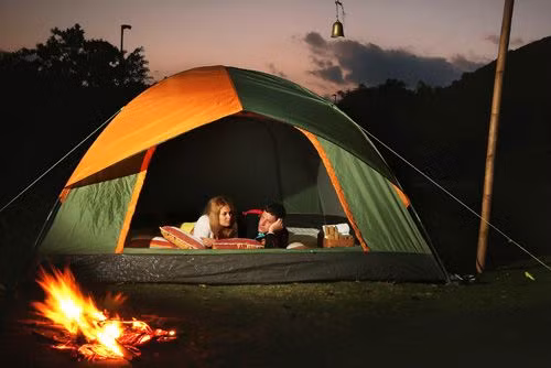 Nếu không phải người thường xuyên dịch chuyển, đi phượt, bạn nên chọn thuê lều du lịch thay vì mua mới. Những người du lịch cá nhân thường mua lều 2 hoặc lều 3, nhưng bạn không cố định về điều này, bạn có thể đi một nhóm đông người hơn hoặc đi 1 mình. Do đó, chọn thuê lều sẽ linh động hơn.