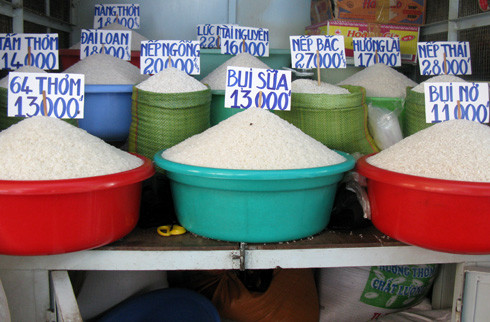 Người mua bốc một ít gạo lên bàn tay và ngửi, gạo ngon sẽ có mùi thơm nhẹ dễ chịu. Gạo được ướp hóa chất thường có mùi rất nặng, kèm theo hăng hắc chứ không có mùi cám thơm tự nhiên. Ảnh minh họa.