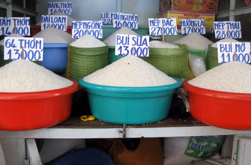 Người mua bốc một ít gạo lên bàn tay và ngửi, gạo ngon sẽ có mùi thơm nhẹ dễ chịu. Gạo được ướp hóa chất thường có mùi rất nặng, kèm theo hăng hắc chứ không có mùi cám thơm tự nhiên. Ảnh minh họa.