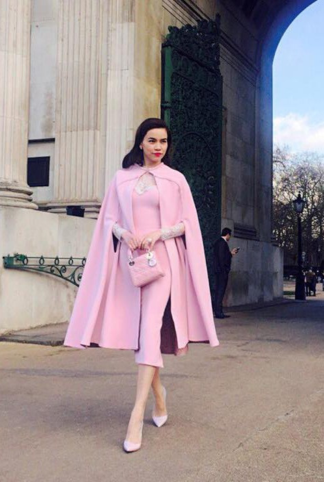 Tháng 3/2015, ca sĩ Hồ Ngọc Hà đẳng cấp với cả cây hồng pastel của NTK Lí Quý Khánh kết hợp với túi, giày và hoa tai Dior đắt tiền trong sự kiện gặp gỡ David Beckham tại London.