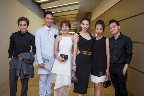 Đây không phải lần đầu nữ ca sĩ Hồ Ngọc Hà diện hàng hiệu gây sự chú ý trên đất Nhật Bản. Năm 2015, cô diện bộ cánh của thương hiệu Chanel đắt tiền trong bữa tiệc gặp hoa hậu hoàn vũ thế giới tại Nhật. Ảnh: Báo Gia đình &amp; Xã hội.